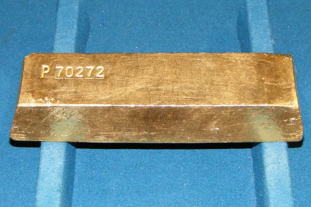 Gold bar with a weight of 400 troy-ounces (12.441 kg). Gold bars of this size are usually used only for banking purposes. Bullion pricing problems: stale spot feeds, hidden fees and misleading discounts