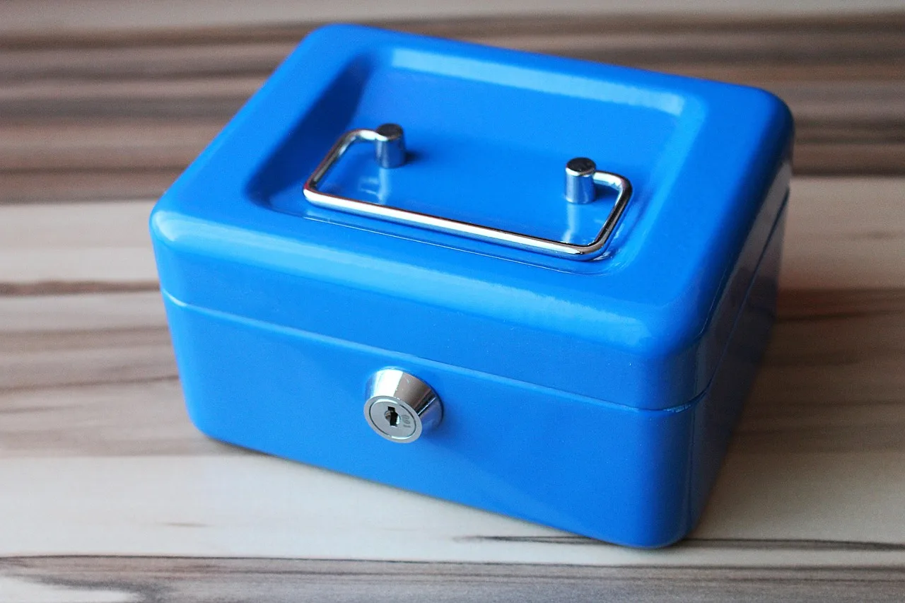 hand cash, cashbox, hand safe, hand cartridge, cashbox, cashbox, cashbox, cashbox, cashbox. Home safe, bank box, and private bullion vault compared