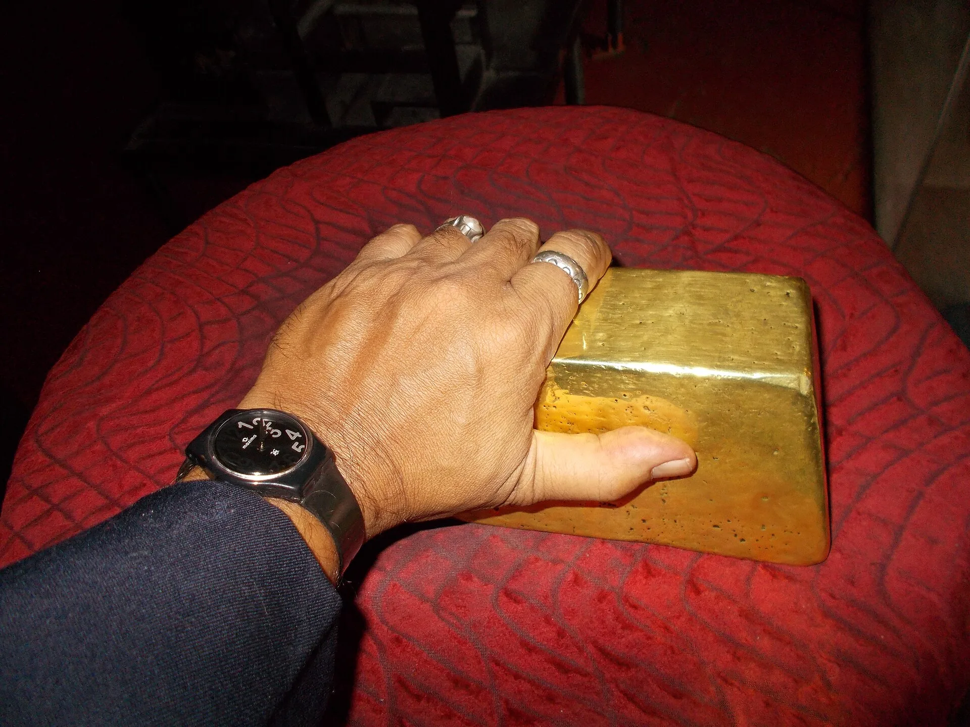 Holding a 12.5 Kg gold ingot worth only US$ 460,000 on Saturday(10-9-2016). A gold bar purchase and its exit cost: a worked case