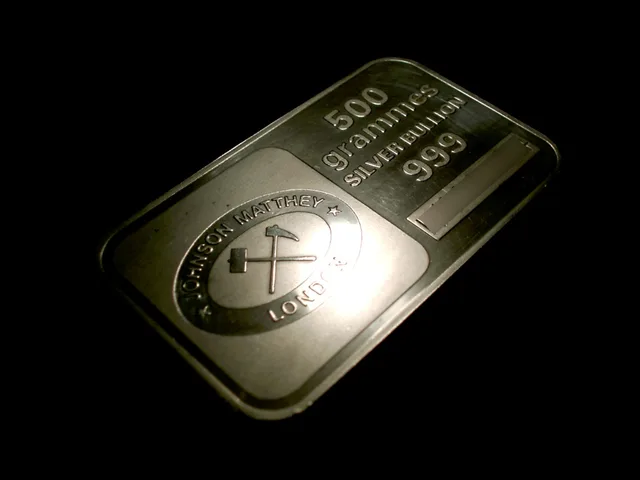 500 g en:silver bullion bar produced by en:Johnson Matthey . The serial number (lower right side of bar) has been obscured. Picture taken and released into the public domain by en:User:Kallemax. Silver toning, milk spots, weight, and packaging problems
